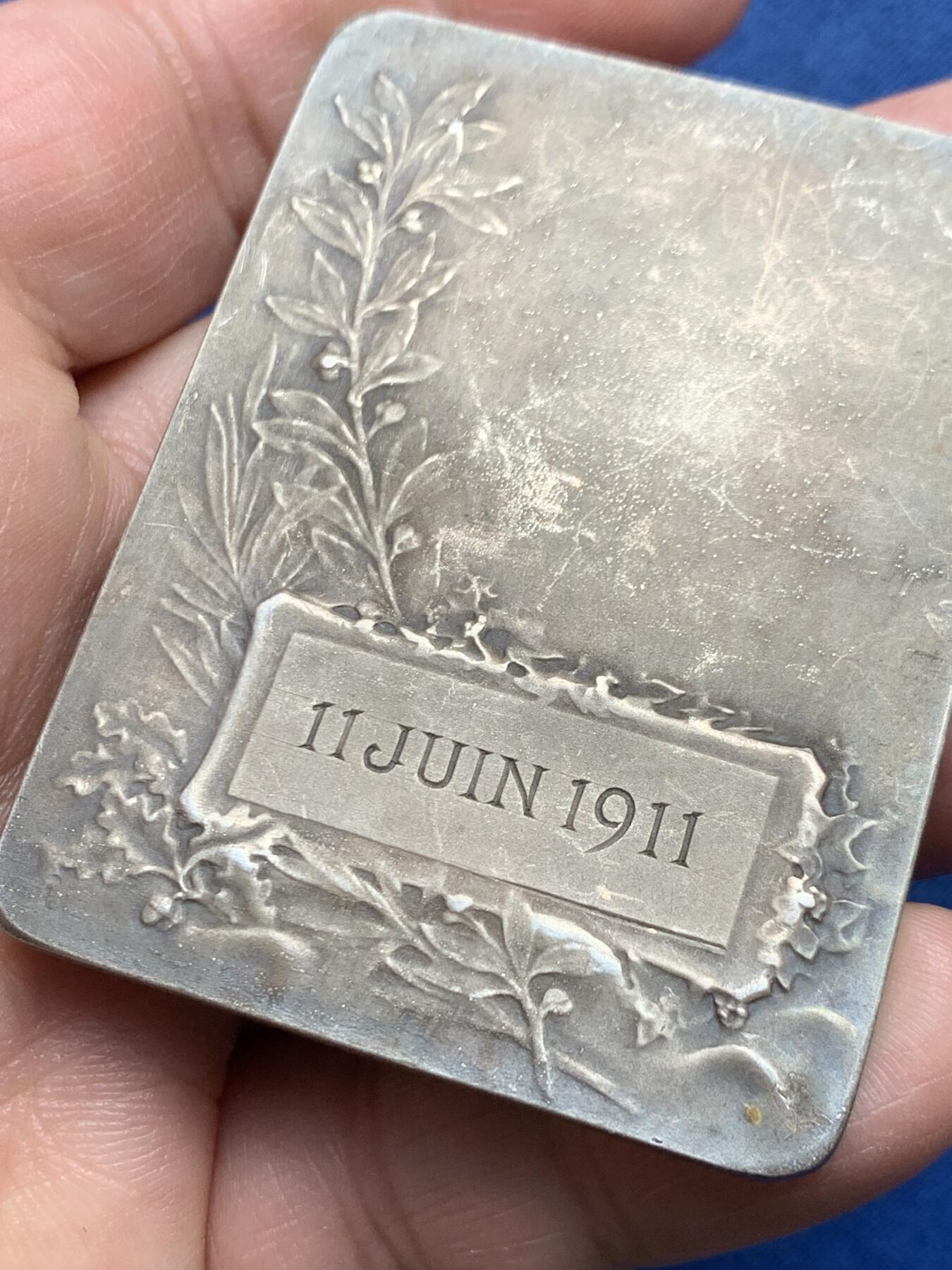 《竞宝斋》第476场 周日，周一 2场连拍 （全场包邮）欢迎送拍 法国圣但尼市城市方型镀银铜章 78.4克 46*60.8mm 正方形铜标