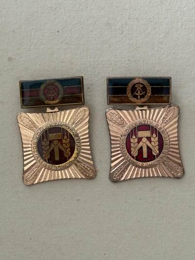 云宸嘉赏-勋臻文献佳藏优品精选场次（低佣 转发佣金红包） - 民主德国集体劳动荣誉奖章一组 