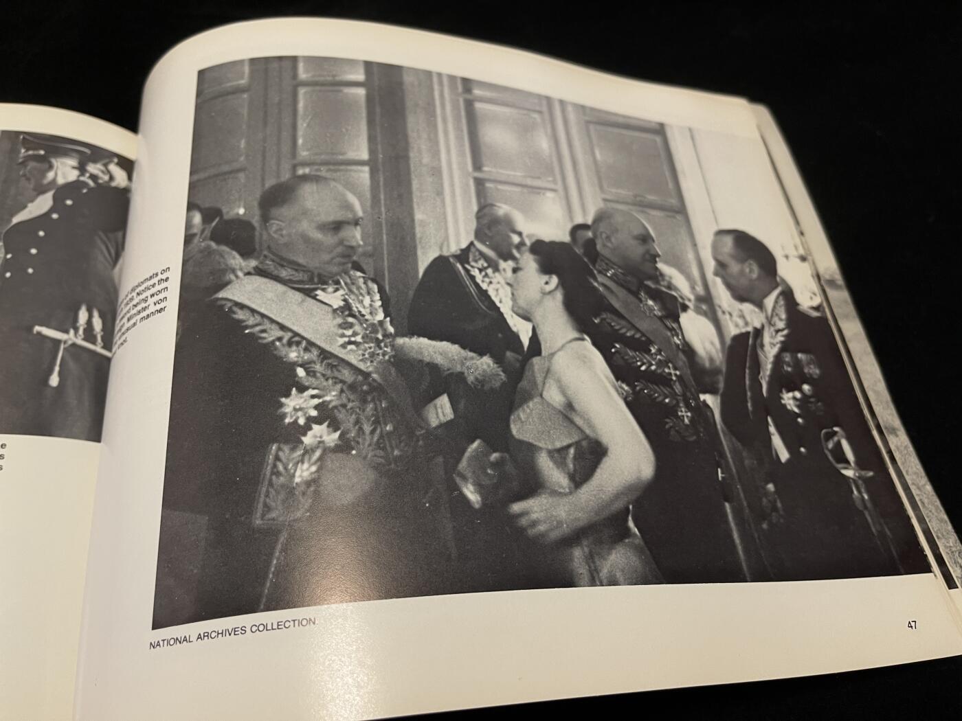 专场 德国二战时期刀剑佩戴图册 64页 很多少见组织佩刀实带图片