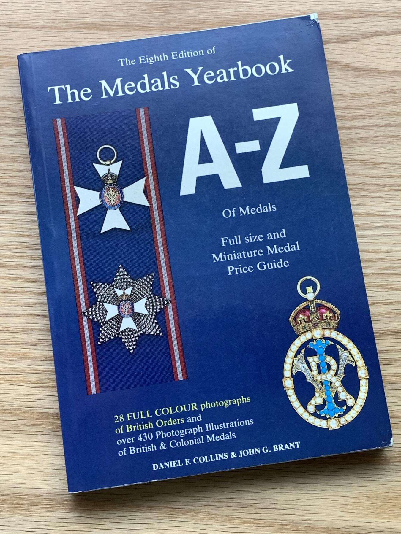 《竞宝斋》第476场 周日，周一 2场连拍 （全场包邮）欢迎送拍 勋章年鉴(第八版)A-Z全尺寸及微型勋章价格指南，28张英国勋章与勋位全彩照片，430余幅英国及殖民地勋章实物插图