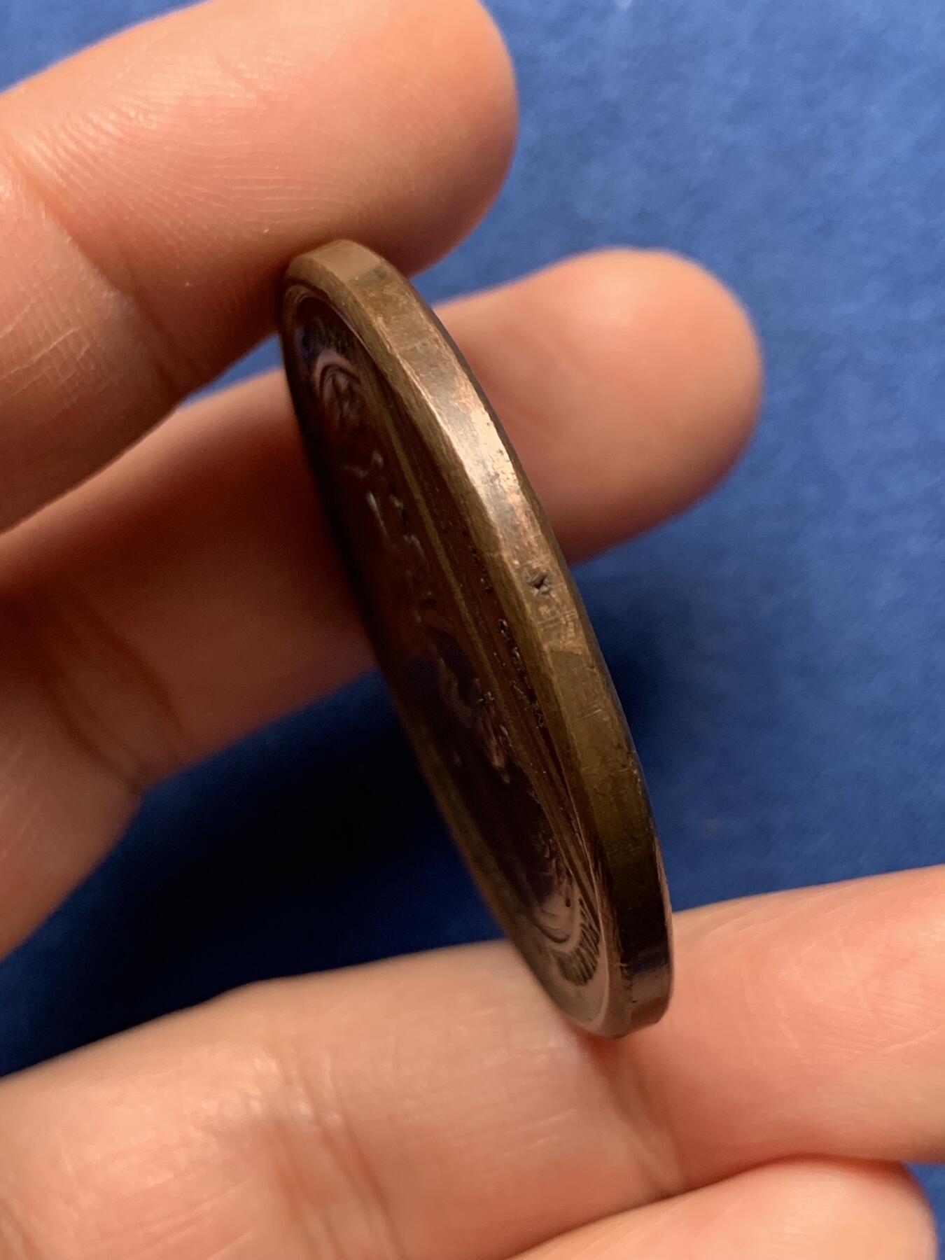 《竞宝斋》第476场 周日，周一 2场连拍 （全场包邮）欢迎送拍 法国路易十四纪念洛林公爵夏尔四世为巴尔公国向国王效忠铜章 33克 41.1mm 光边原铸 细节见图