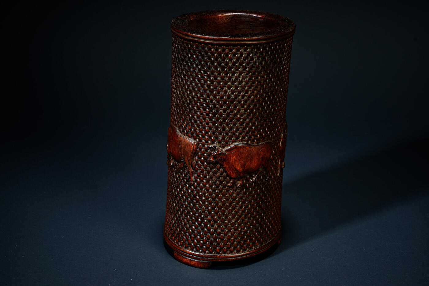 上海都达杂项专场六十七【全场包邮】 清代老黄杨木精雕《五牛图》笔筒95-4