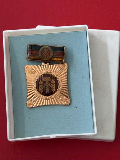 韵星假日军品类拍卖第50期 - 民主德国集体劳动模范奖章带原盒