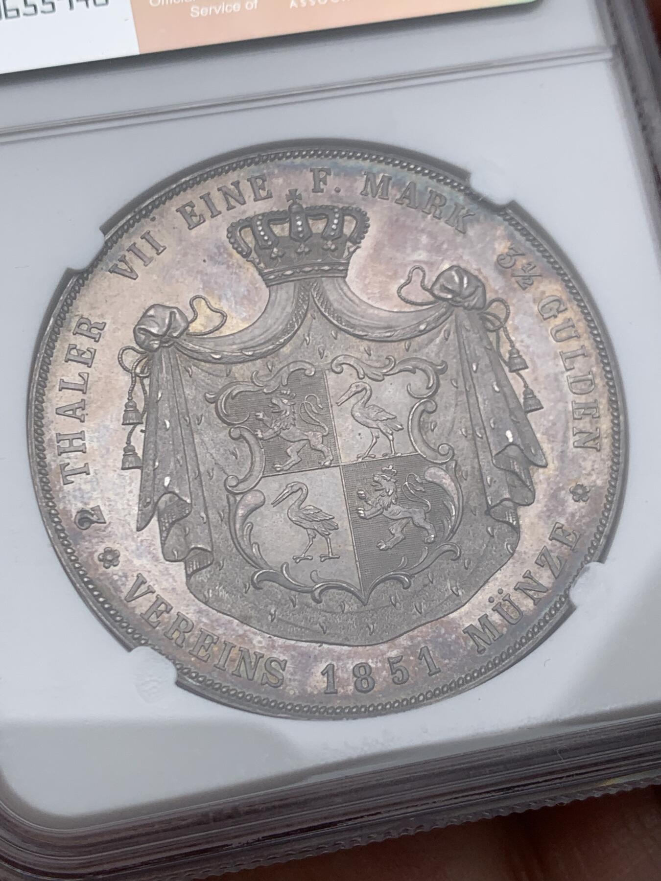 《竞宝斋》第476场 周日，周一 2场连拍 （全场包邮）欢迎送拍 冠军分 NGC MS63 德国 罗伊斯-格赖茨公国1851年亨利二十世2泰勒大银币 发行量仅2400枚的小邦品种 其领地仅316平方公里 可以说是小邦中的小邦 可与不求的藏品