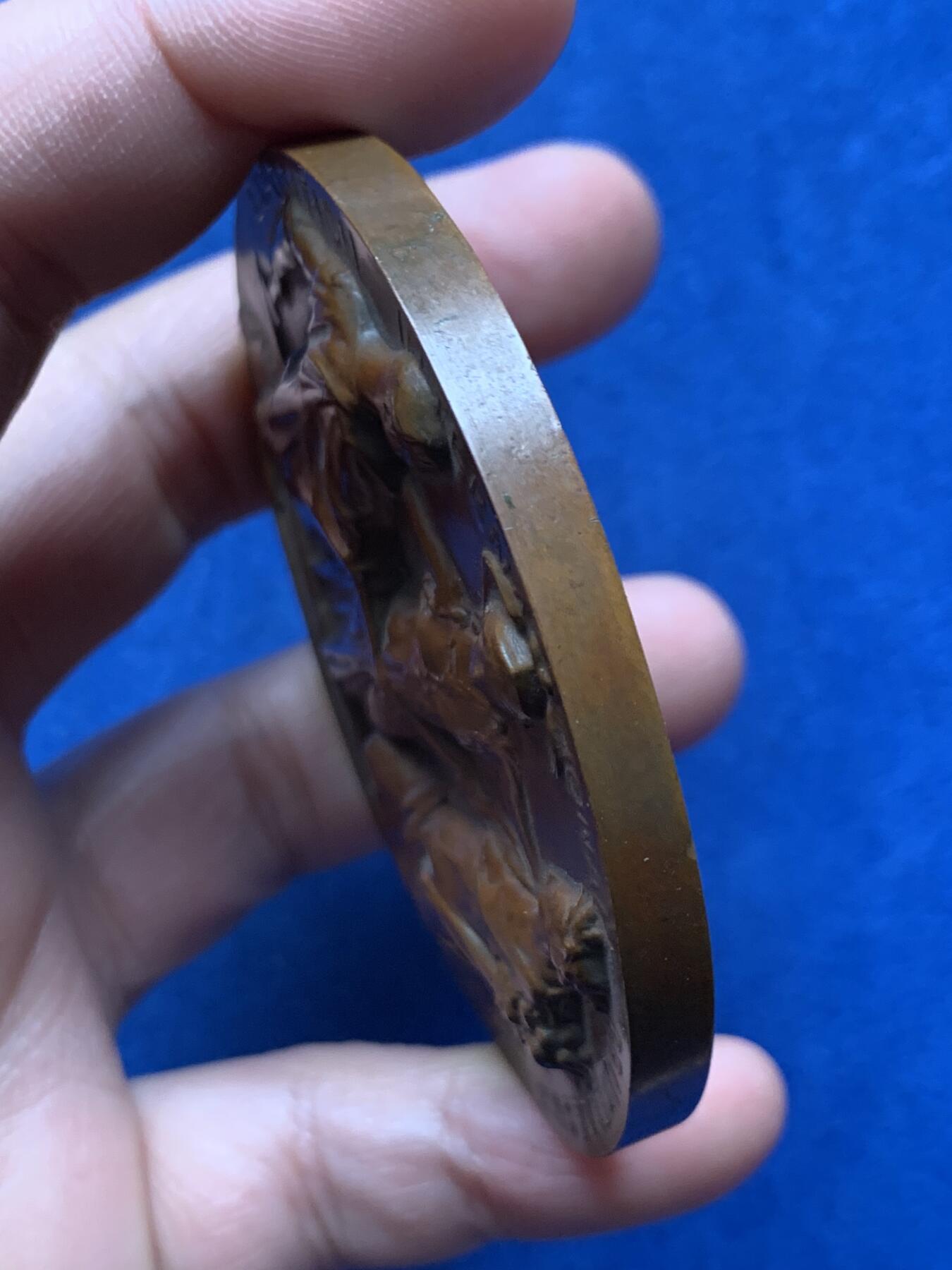 《竞宝斋》第476场 周日，周一 2场连拍 （全场包邮）欢迎送拍 1897年比利时布鲁塞尔世博会纪念大铜章 153.7克 69.2mm 高浮雕 带原盒