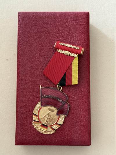 云宸嘉赏-勋臻文献佳藏优品精选场次（低佣 转发佣金红包） - 东德 二级劳动红旗勋章