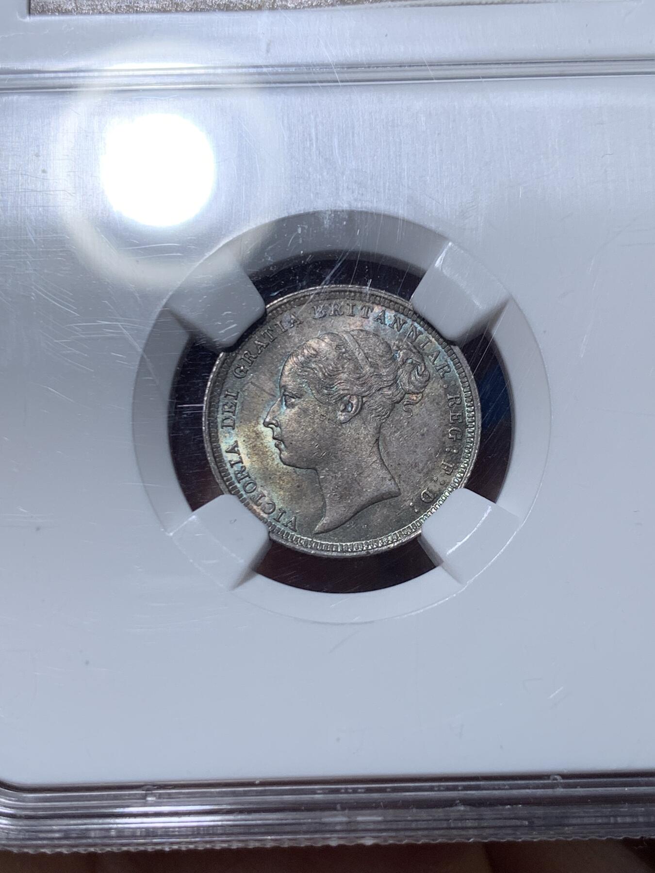 《竞宝斋》第476场 周日，周一 2场连拍 （全场包邮）欢迎送拍 NGC MS64 英国1885年小维流通6便士银币，双面青金彩，靓丽包浆，美丽动人，老N盒品质保障。英系凑套精品，克书价250美金