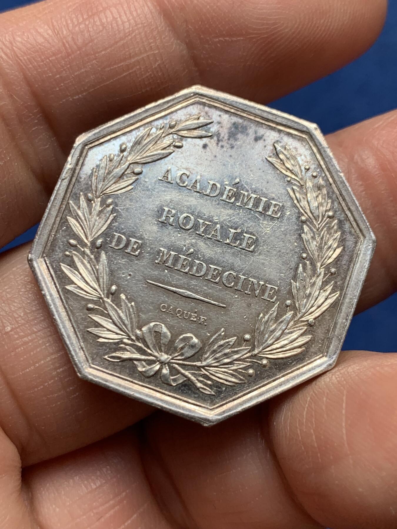 《竞宝斋》第476场 周日，周一 2场连拍 （全场包邮）欢迎送拍 法国皇家医学院菲利普一世八角银质代币，医学荣誉奖励，油灯边铭，13.7克，30.5mm