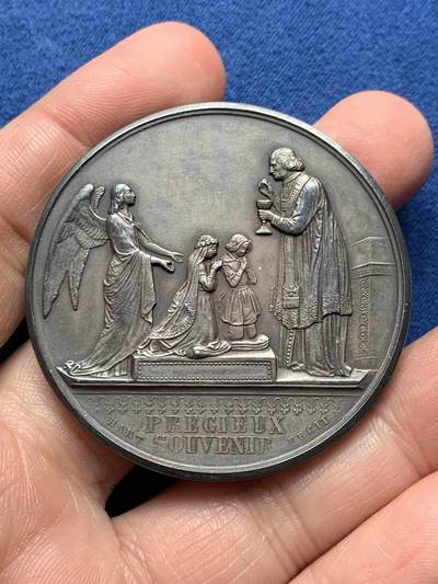 《竞宝斋》第476场 周日，周一 2场连拍 （全场包邮）欢迎送拍 - 1923年法国宗教镀银铜章，用于纪念Jane de Vigne的第一次圣餐仪式。正面刻字：译为“珍贵的回忆”，图案：描绘天主教第一次圣餐的场景，天使引导孩童向神职人员领受圣餐；背面刻字：译为“Jane de Vigne于1923年4月22日，在帕多瓦的圣安东尼教堂完成了她的第一次圣餐”。直径：49.2mm，重：45.2g