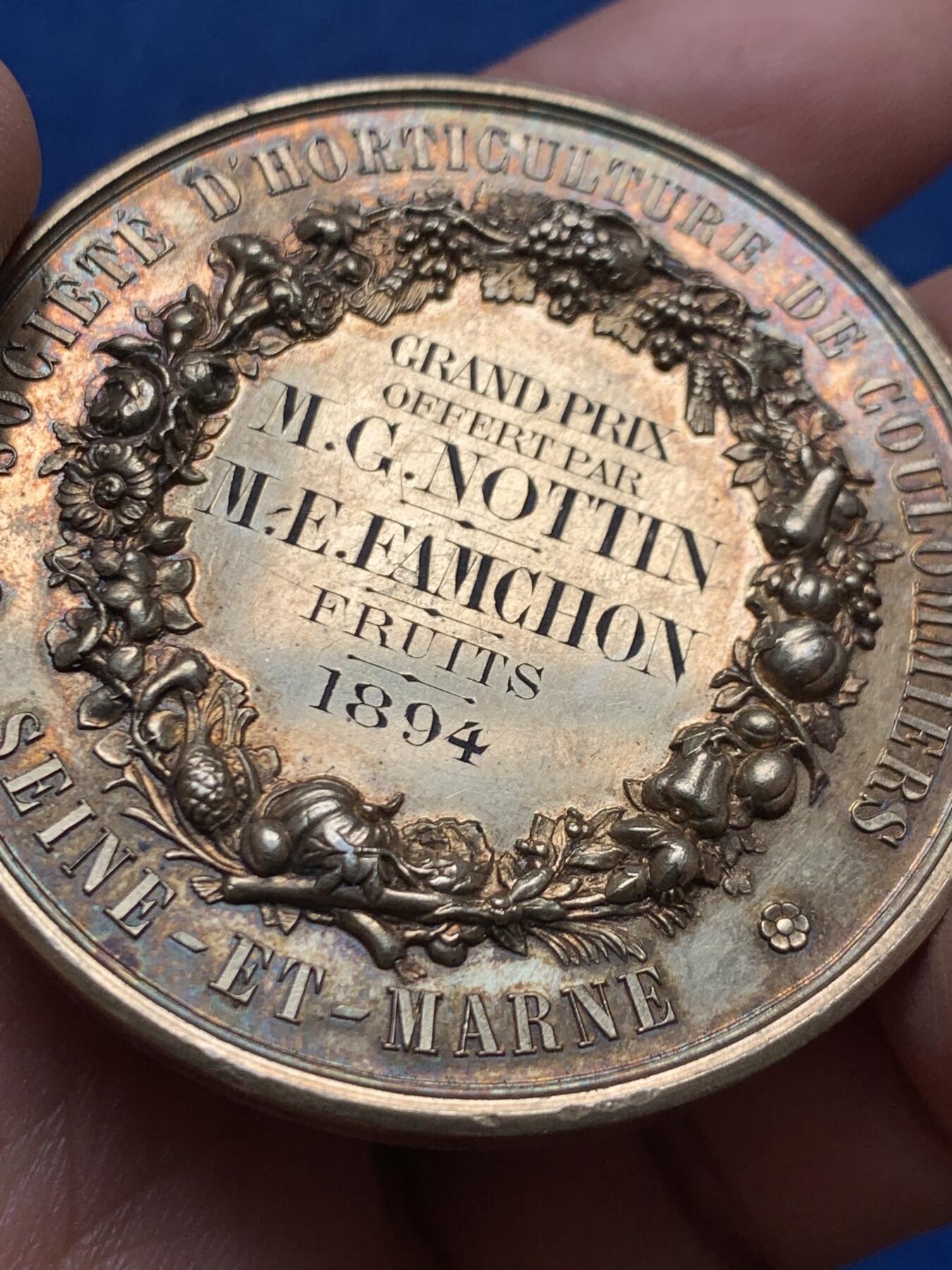 《竞宝斋》第476场 周日，周一 2场连拍 （全场包邮）欢迎送拍 法国塞纳-马恩省库洛米耶园艺协会镀金银章，61.55g，50.8mm，丰饶角银标