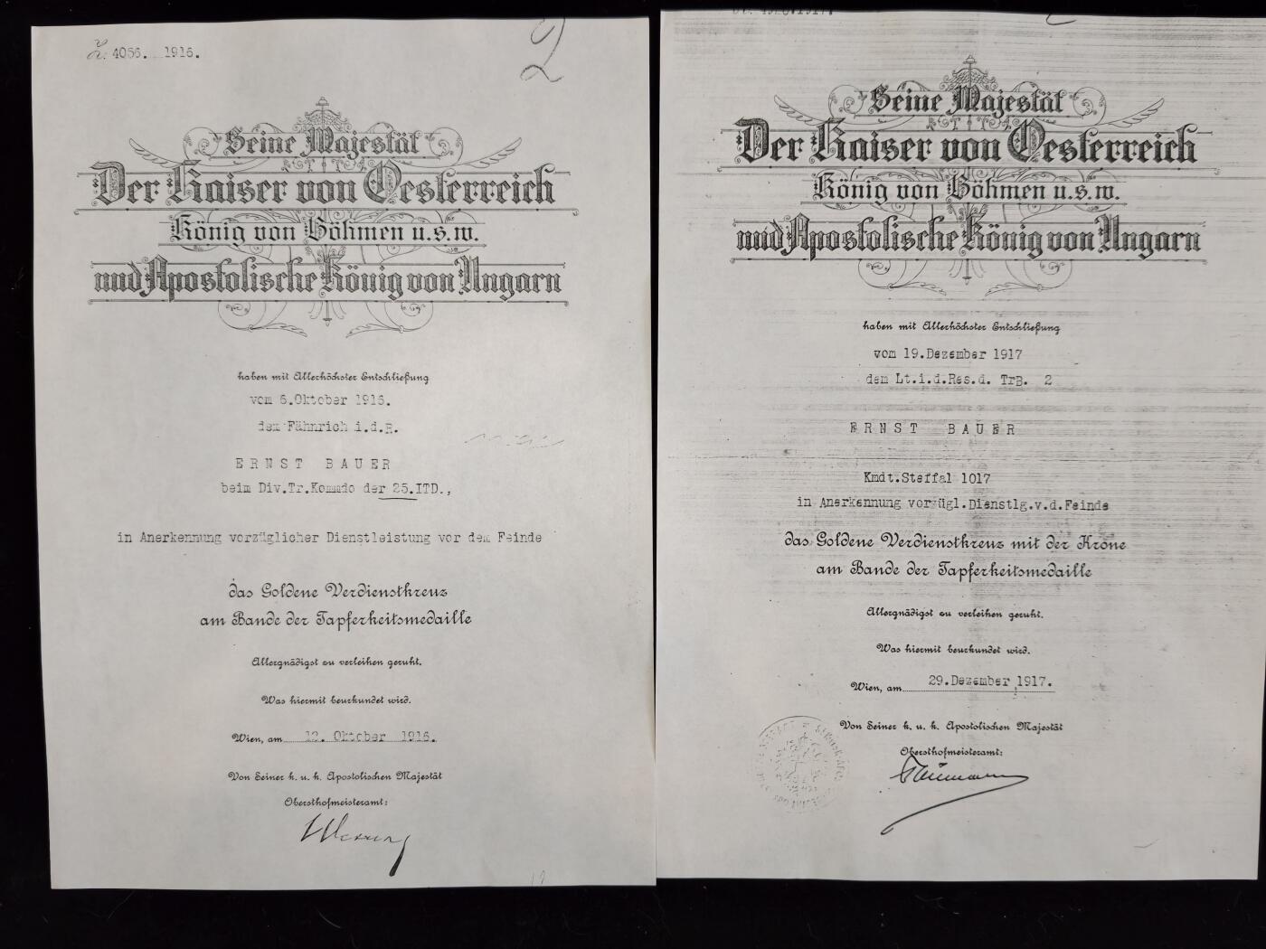 凯旋世界勋赏（第23期）（欢迎送拍）（对拍品有疑问请询问客服，不接受到手刀，出价默认拍品品相。请认真阅读拍卖规则！出价默认已认可！）（收到货请录制开箱视频，无视频概不处理问题。） （复印件，原件可能丢失）奥匈帝国 两张金质功勋十字勋章证书 均属于 安东·鲍尔之子，恩斯特·鲍尔，分别是 1916年以第25步兵师预备役候补军官身份获得的 金级功勋十字勋章 (左侧) 和 1917年以 第2火车营预备役少尉身份获得的 带冠金质功勋十字勋章 (右侧)，均为英勇绶带。说明他在大学毕业后立马奔赴前线作战