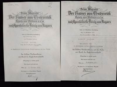 凯旋世界勋赏（第23期）（欢迎送拍）（对拍品有疑问请询问客服，不接受到手刀，出价默认拍品品相。请认真阅读拍卖规则！出价默认已认可！）（收到货请录制开箱视频，无视频概不处理问题。） - （复印件，原件可能丢失）奥匈帝国 两张金质功勋十字勋章证书 均属于 安东·鲍尔之子，恩斯特·鲍尔，分别是 1916年以第25步兵师预备役候补军官身份获得的 金级功勋十字勋章 (左侧) 和 1917年以 第2火车营预备役少尉身份获得的 带冠金质功勋十字勋章 (右侧)，均为英勇绶带。说明他在大学毕业后立马奔赴前线作战