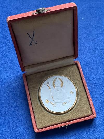 《竞宝斋》第476场 周日，周一 2场连拍 （全场包邮）欢迎送拍 - 德国1921年纪念迈森教区重建镀金白陶章，13.6克，49mm，正面为教区守护者圣本诺，反面为六个天使头和星星，带梅森原盒，极其少见