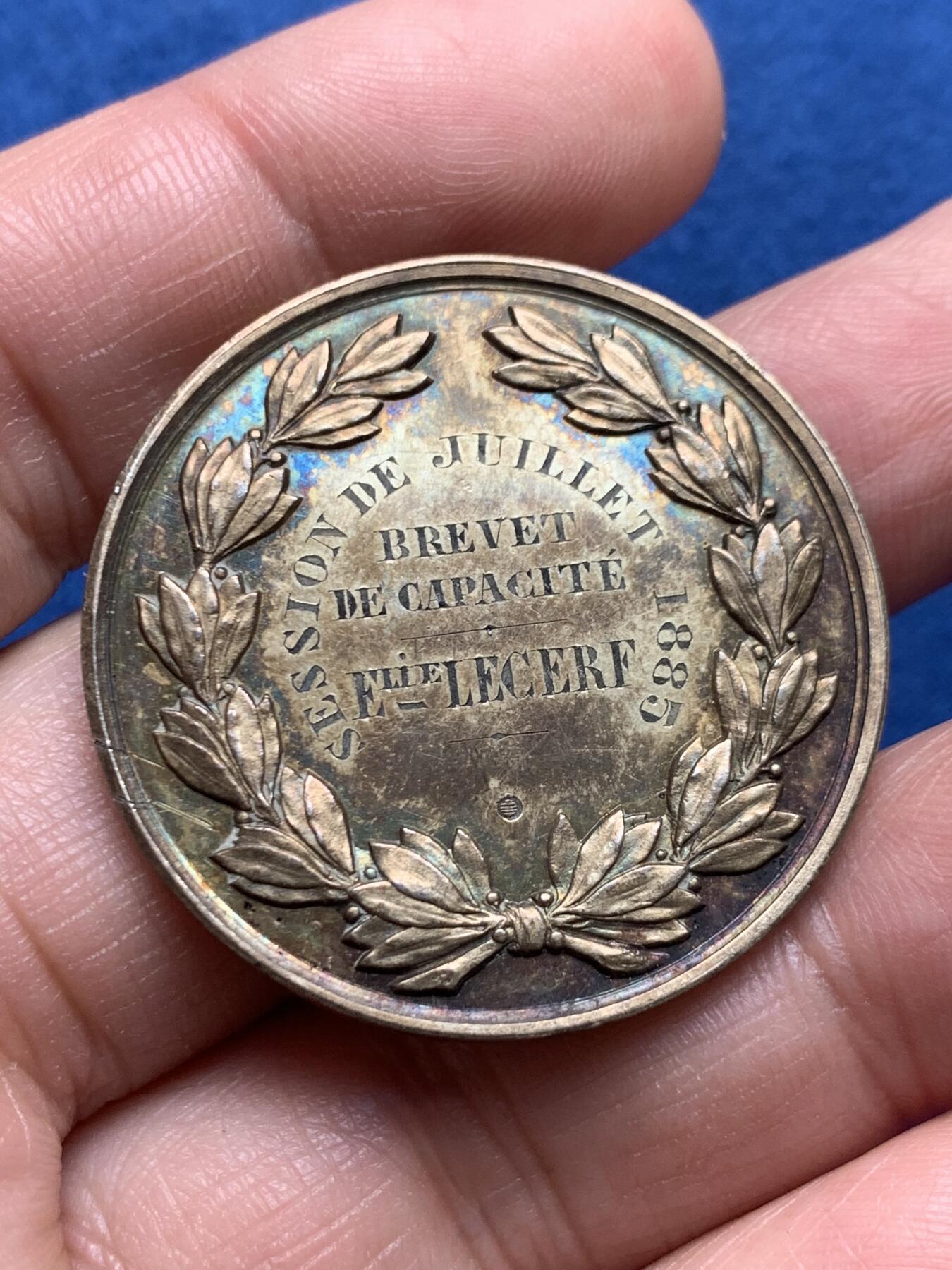 《竞宝斋》第476场 周日，周一 2场连拍 （全场包邮）欢迎送拍 法国德内蒙寄宿学校纪念银章 20.4克 36.5mm 丰饶角银标