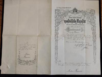 凯旋世界勋赏（第23期）（欢迎送拍）（对拍品有疑问请询问客服，不接受到手刀，出价默认拍品品相。请认真阅读拍卖规则！出价默认已认可！）（收到货请录制开箱视频，无视频概不处理问题。） - 奥匈帝国 预备役少尉晋升证书 正式委任状 由时任战争部长/炮兵少将 阿图尔·伯爵·贝兰德-雷特（奥匈军队在19世纪后半叶最重要的军事改革者之一） 亲笔签名 签发，1876年授予刚从一年制志愿军学校以优异成绩毕业的 安东·鲍尔，自费服役，以及一张1879年的转正令，被招编为 正式职业军官，由维也纳军事运输军团司令部授权，并由相关长官亲笔签名 签发