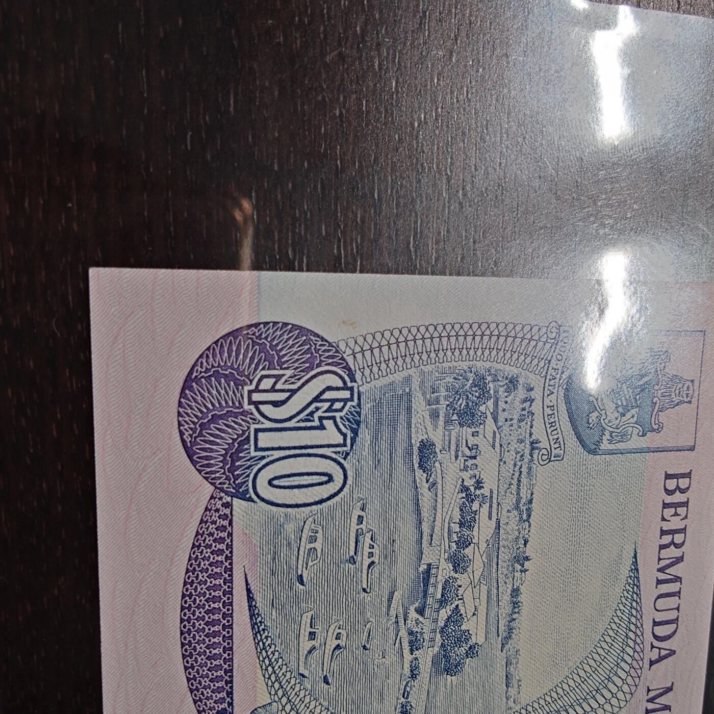 世界钱币～微拍第242期暨2026年第23期  老库存每款各1-2张清仓低价起拍 1997年百慕大10元 全新无47 如图背面有一处轻微小污迹