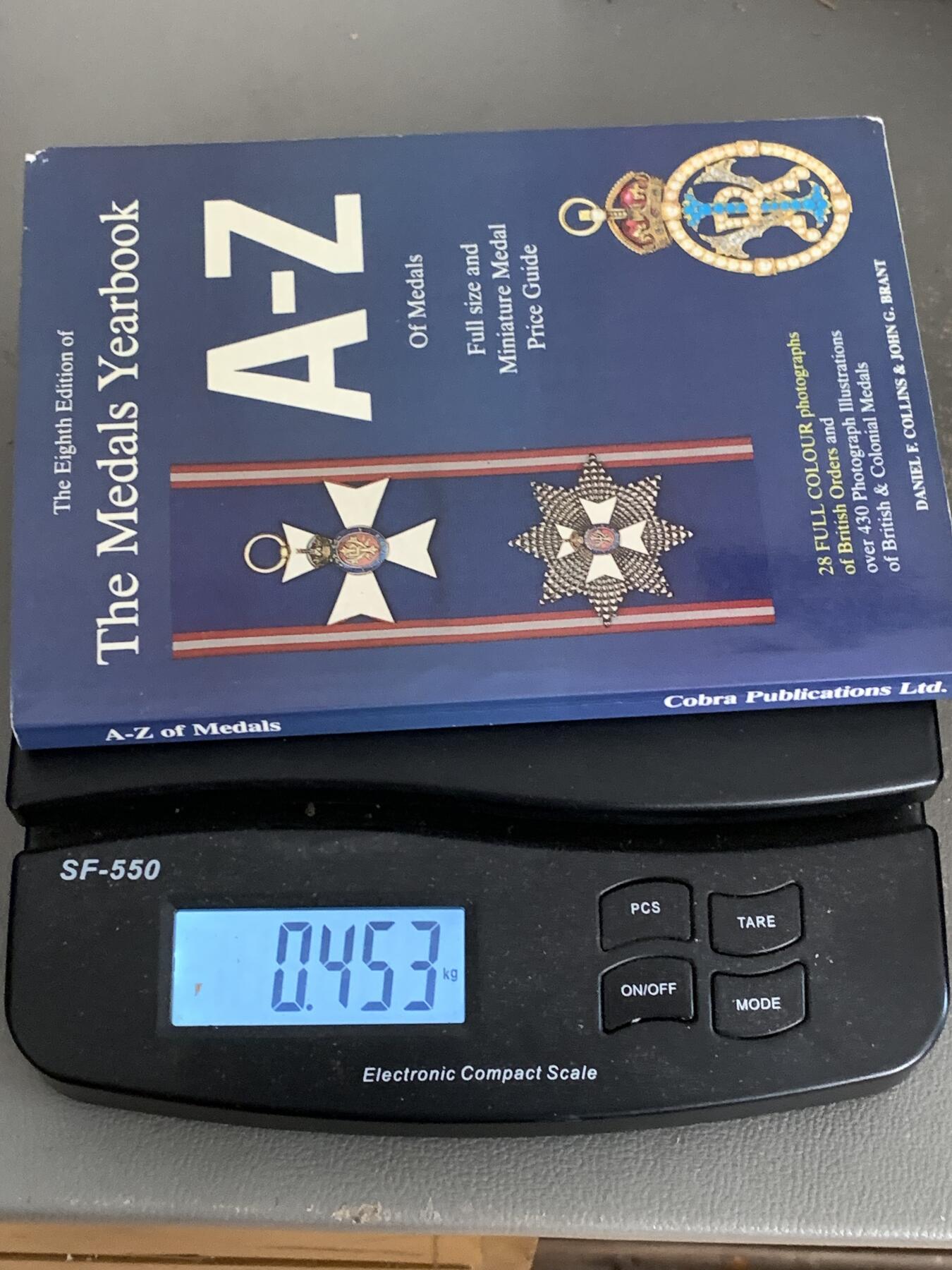 《竞宝斋》第476场 周日，周一 2场连拍 （全场包邮）欢迎送拍 勋章年鉴(第八版)A-Z全尺寸及微型勋章价格指南，28张英国勋章与勋位全彩照片，430余幅英国及殖民地勋章实物插图