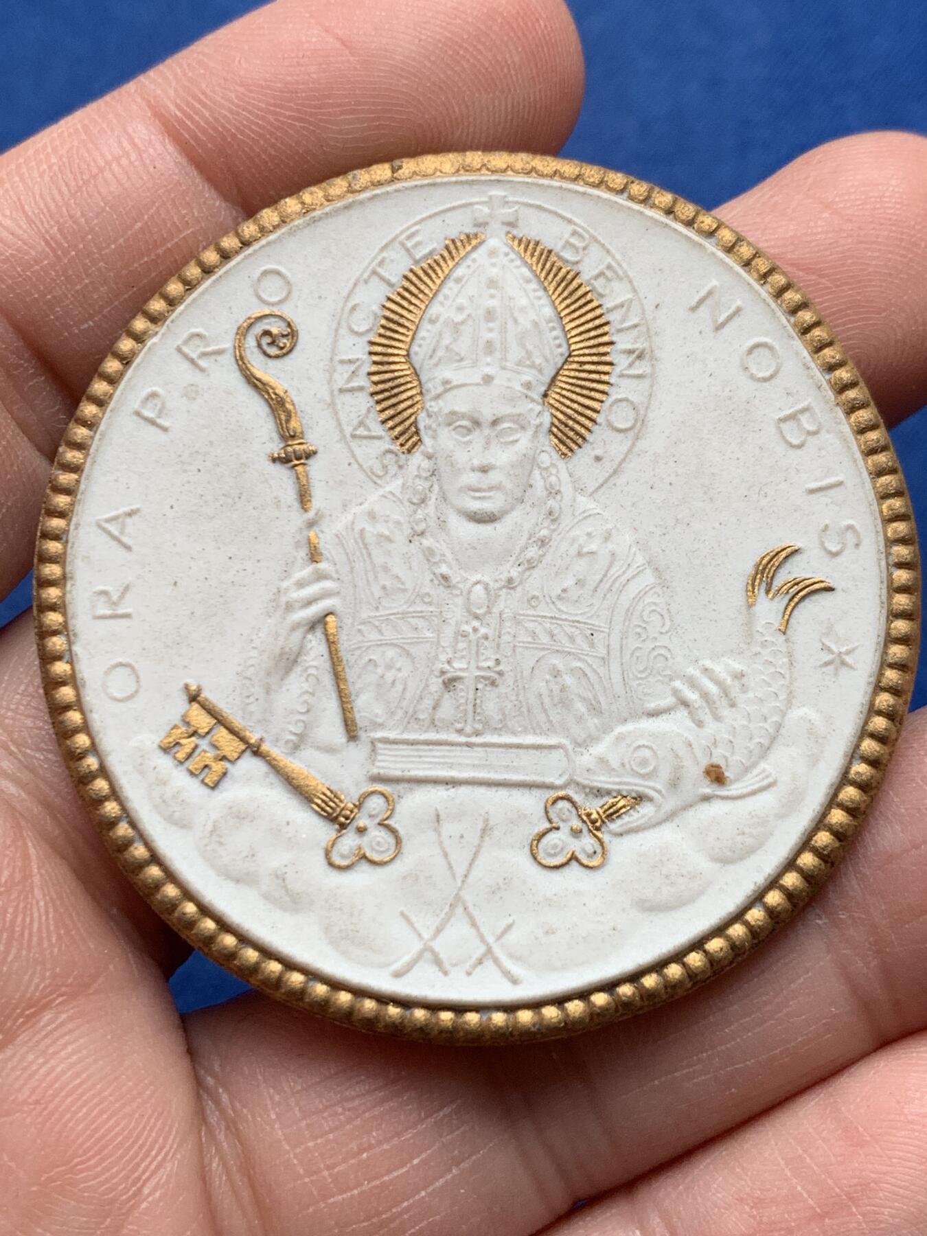 《竞宝斋》第476场 周日，周一 2场连拍 （全场包邮）欢迎送拍 德国1921年纪念迈森教区重建镀金白陶章，13.6克，49mm，正面为教区守护者圣本诺，反面为六个天使头和星星，带梅森原盒，极其少见