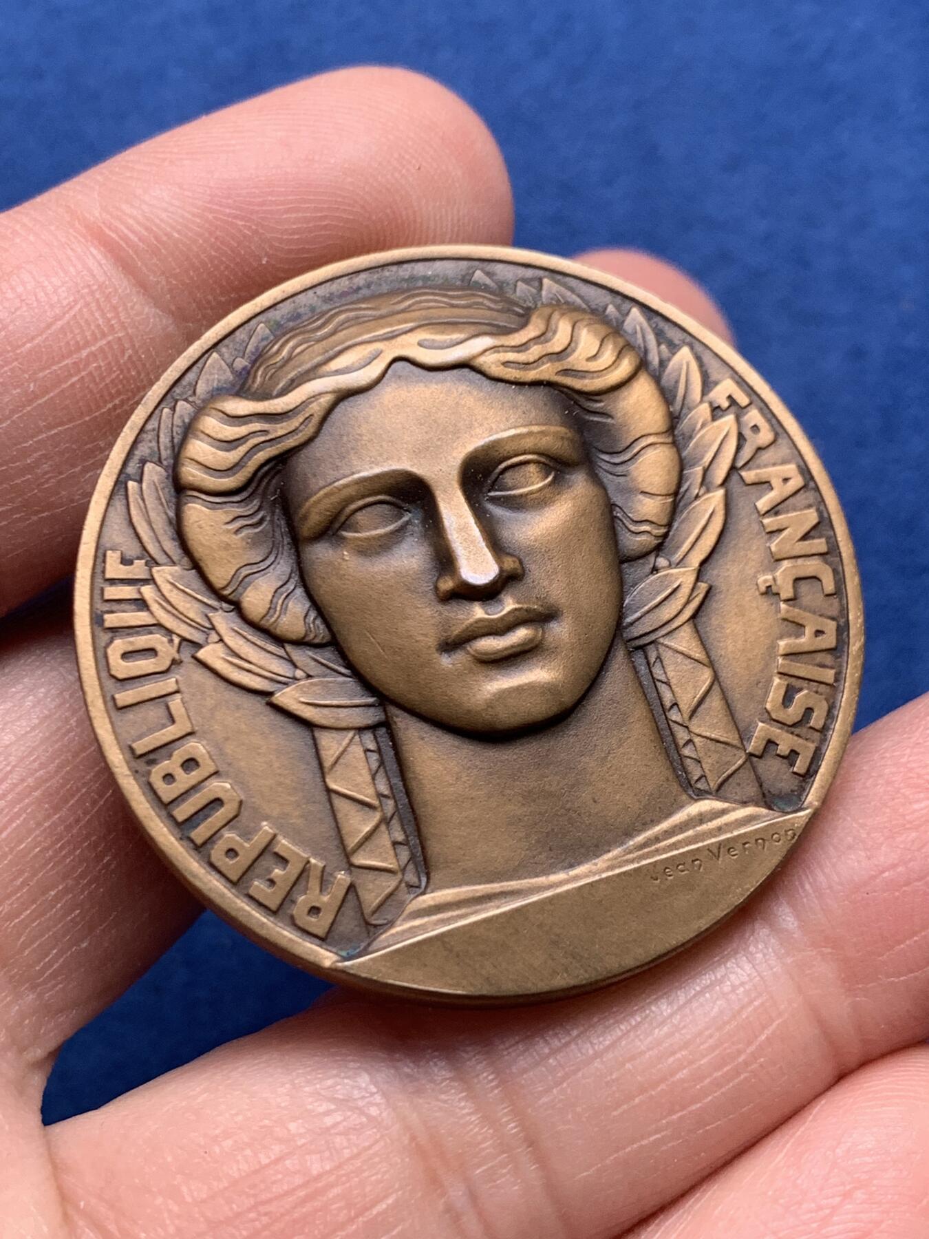 《竞宝斋》第476场 周日，周一 2场连拍 （全场包邮）欢迎送拍 法兰西玛丽安娜女神铜章 正面头像 38.7克 40.8mm 三角铜标 带原盒