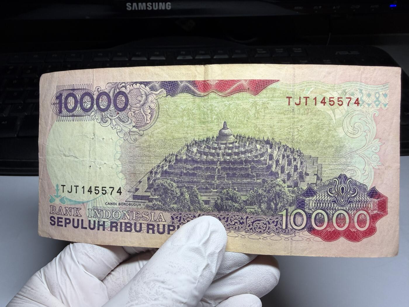 2026年集古藏今外币拍卖第三期-第10场—（总第320拍-纸币专场），本期拍完结算一次，发货时间2-3天，休息几天后继续新的一期拍卖。 1992年印尼10000盾，有针孔