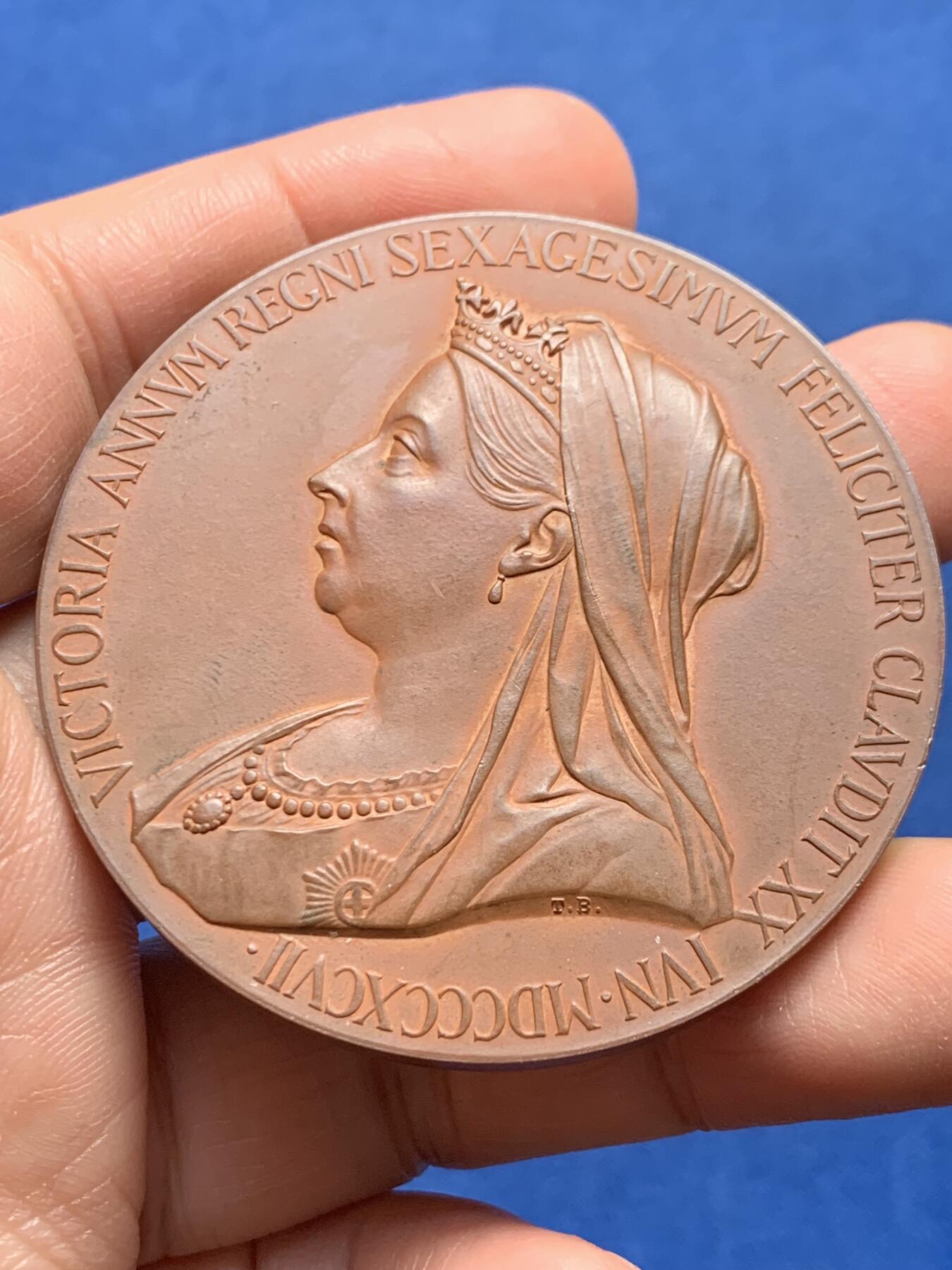 《竞宝斋》第476场 周日，周一 2场连拍 （全场包邮）欢迎送拍 英国1897年维多利亚女王登基60周年纪念大铜章 74.8克 55.4mm