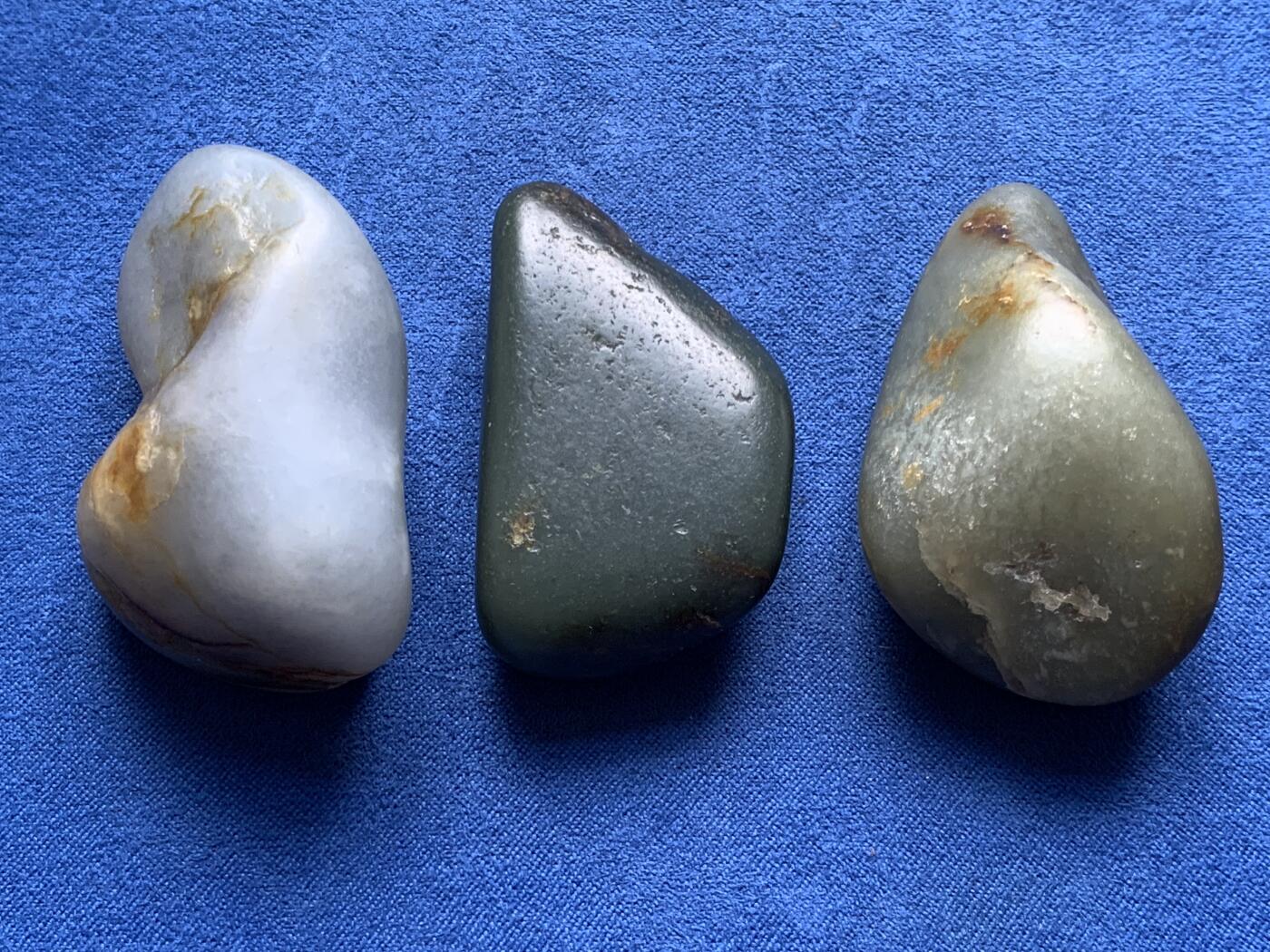 《竞宝斋》第476场 周日，周一 2场连拍 （全场包邮）欢迎送拍 三枚一组 籽料原石 总重125克