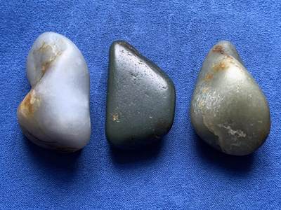 《竞宝斋》第476场 周日，周一 2场连拍 （全场包邮）欢迎送拍 - 三枚一组 籽料原石 总重125克