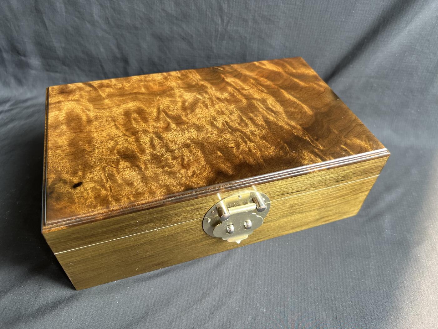 零元拍：金丝楠阴沉木满水波满纹满金丝首饰箱，尺寸：228/117/77MM，送礼盒箱。