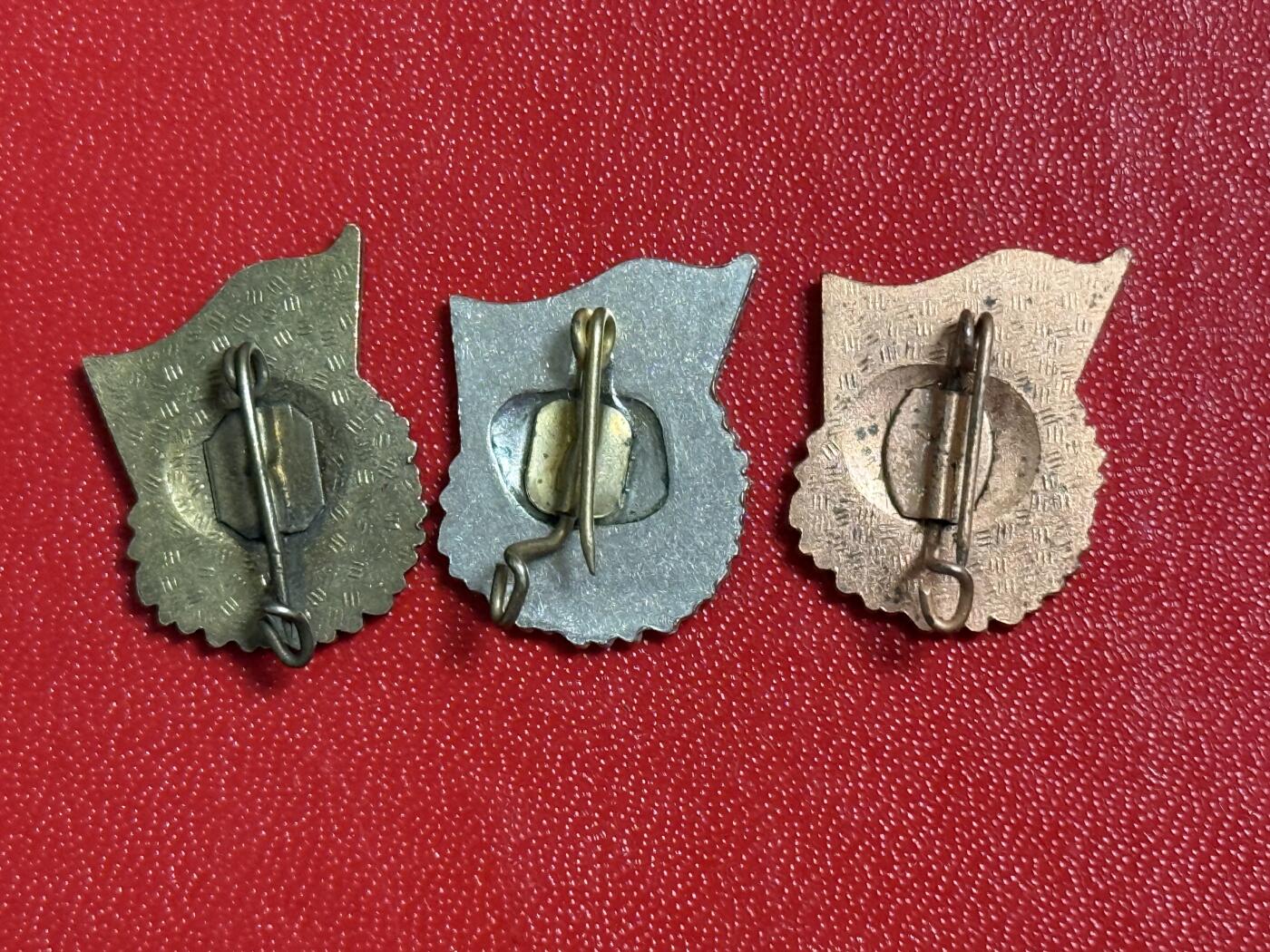 韵星假日军品类拍卖第50期 民主德国自由德国青年团表彰良好知识证章金银铜一组