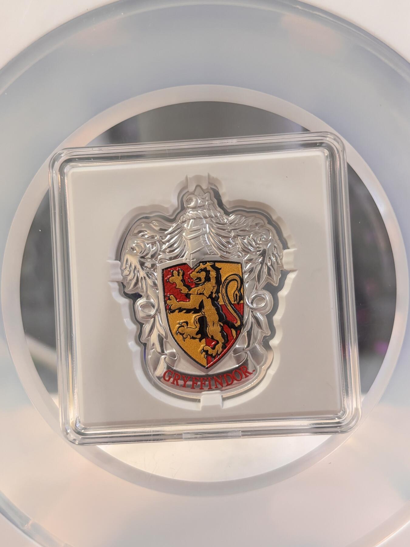 第196期拍卖 纽埃2021年哈利波特格兰芬多徽章异形银币NGC-PF70，1盎司，发行5000枚