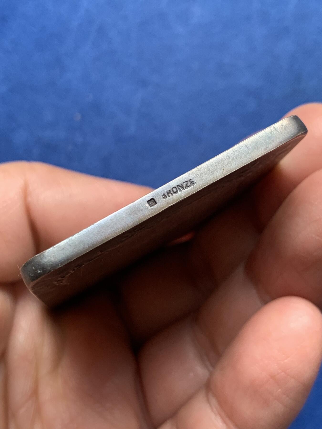 《竞宝斋》第476场 周日，周一 2场连拍 （全场包邮）欢迎送拍 法国圣但尼市城市方型镀银铜章 78.4克 46*60.8mm 正方形铜标