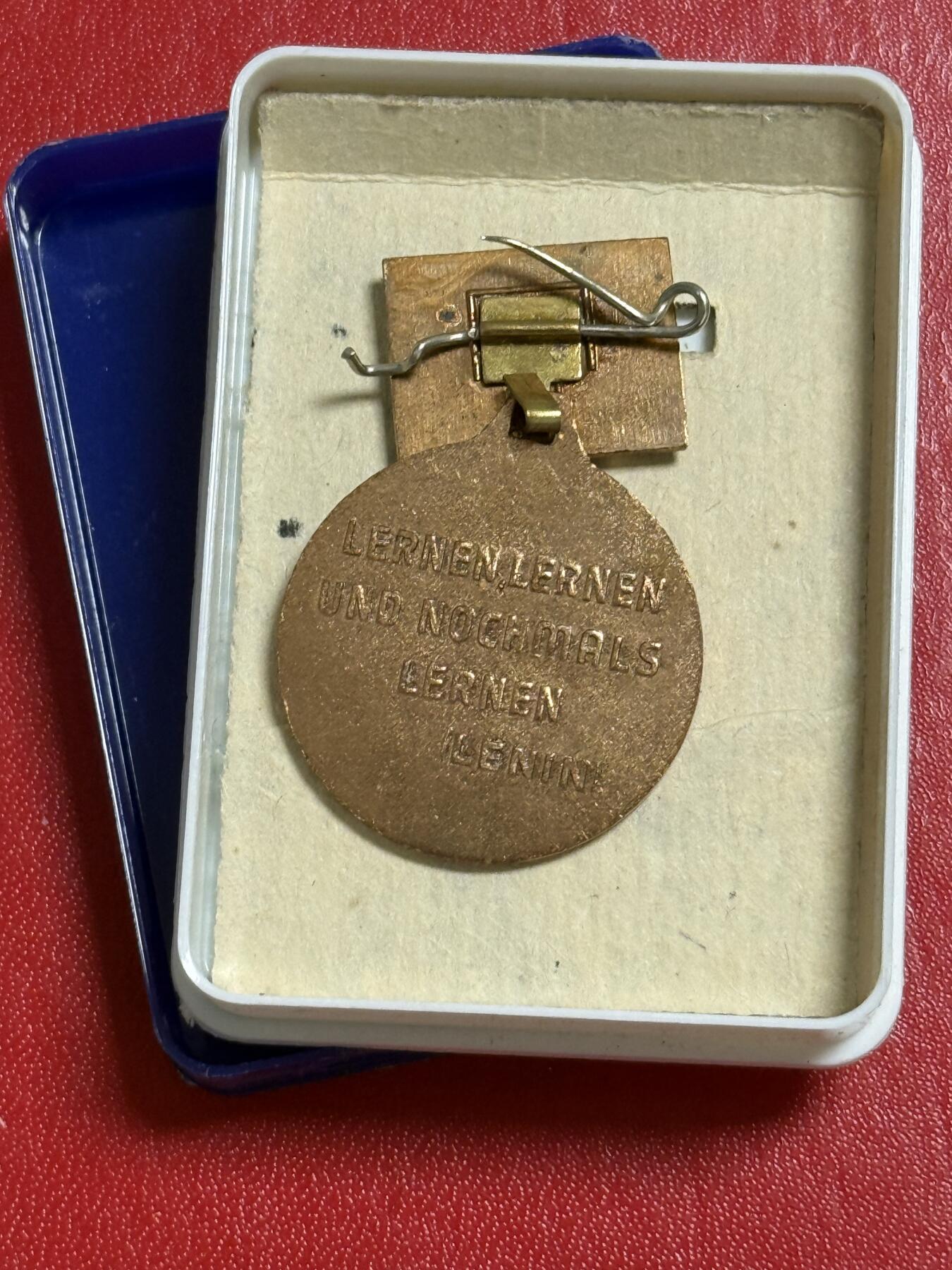 韵星假日军品类拍卖第50期 民主德国专业劳动竞赛优异成就奖章带原盒