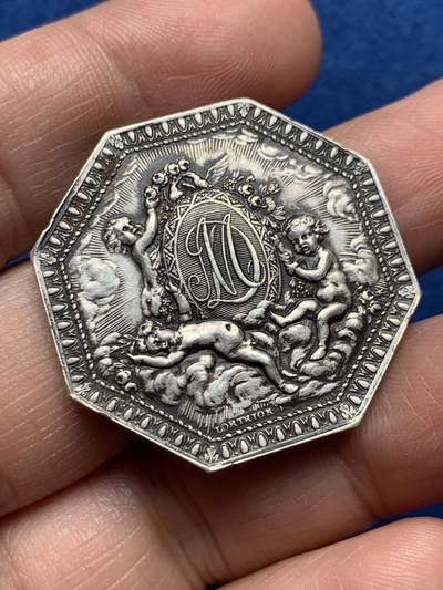 《竞宝斋》第476场 周日，周一 2场连拍 （全场包邮）欢迎送拍 - 法国贵族族徽三天使八角银质代币 16.55克 33.1mm 丰饶角银标