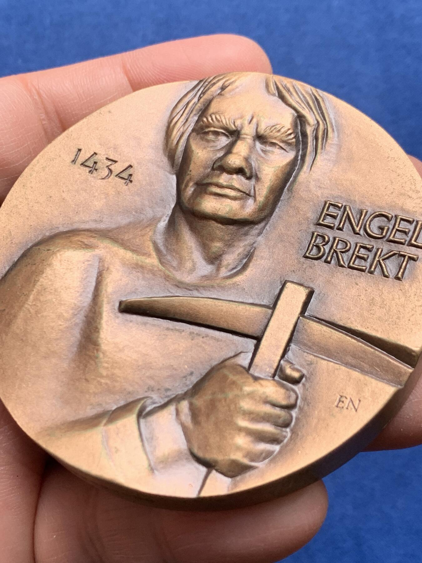 《竞宝斋》第476场 周日，周一 2场连拍 （全场包邮）欢迎送拍 瑞典大铜章 1983年 15世纪瑞典民族英雄恩格尔布雷克松反抗丹麦 带证书编号 直径69.2mm 重量280.1g