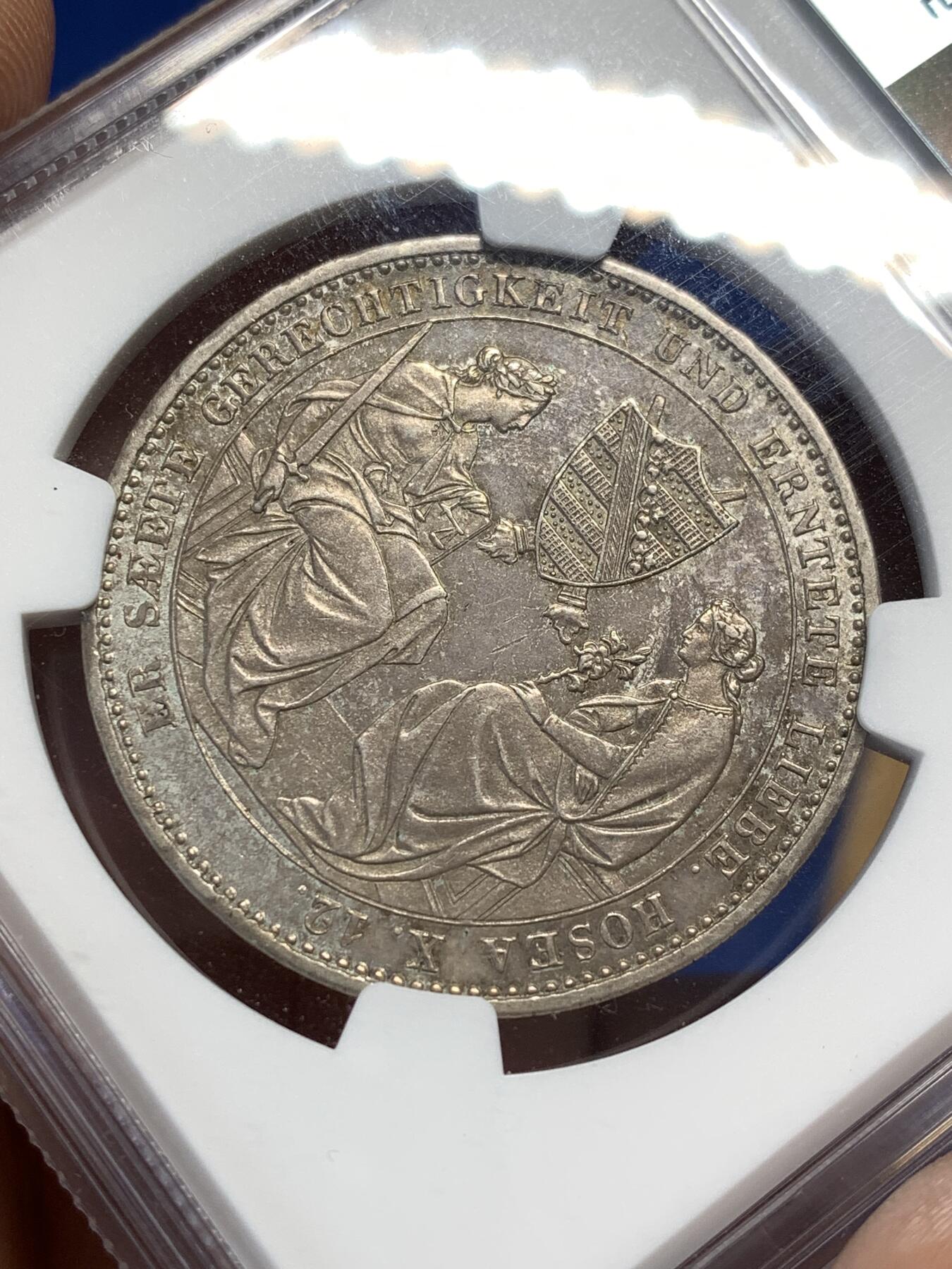 《竞宝斋》第476场 周日，周一 2场连拍 （全场包邮）欢迎送拍 NGC MS62 德意志萨克森1854奥古斯都逝世双神纪念泰勒，高点清晰十分难得，难得可见的双神细节，外拍越来越贵的币种