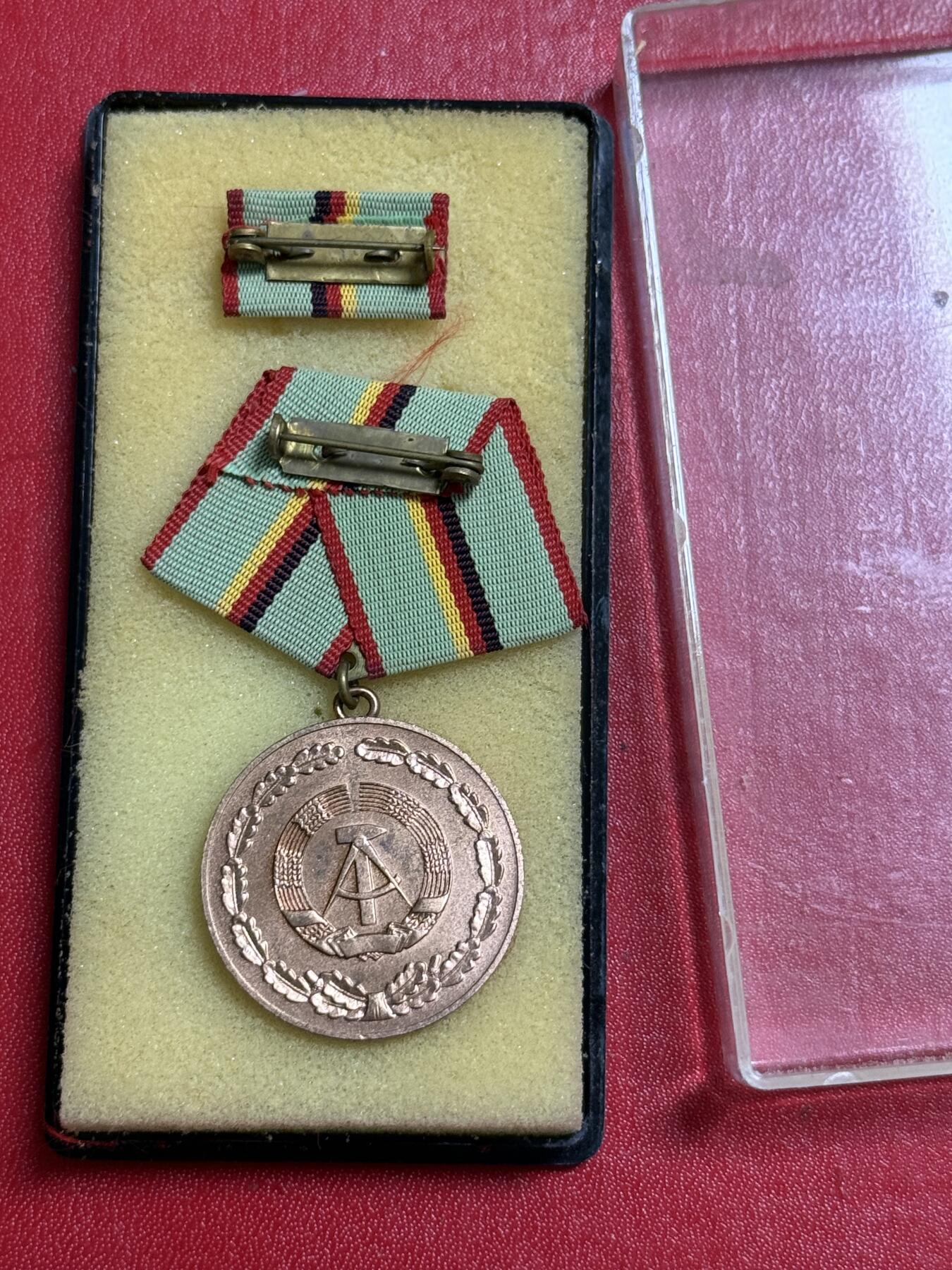 韵星假日军品类拍卖第50期 民主德国内务部铜级功绩奖章带原盒略