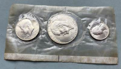 盛世勋华——号角文化勋章邮票专场拍卖第311期 - 美国1976年建国200周年纪念银币套装，带原封装，银价300+，属于美国铸币局（US Mint）发行的未流通版，共3枚银币，包括艾森豪威尔1美元，肯尼迪半美元，话说，华盛顿25美分，均为S版（旧金山铸币局铸造）