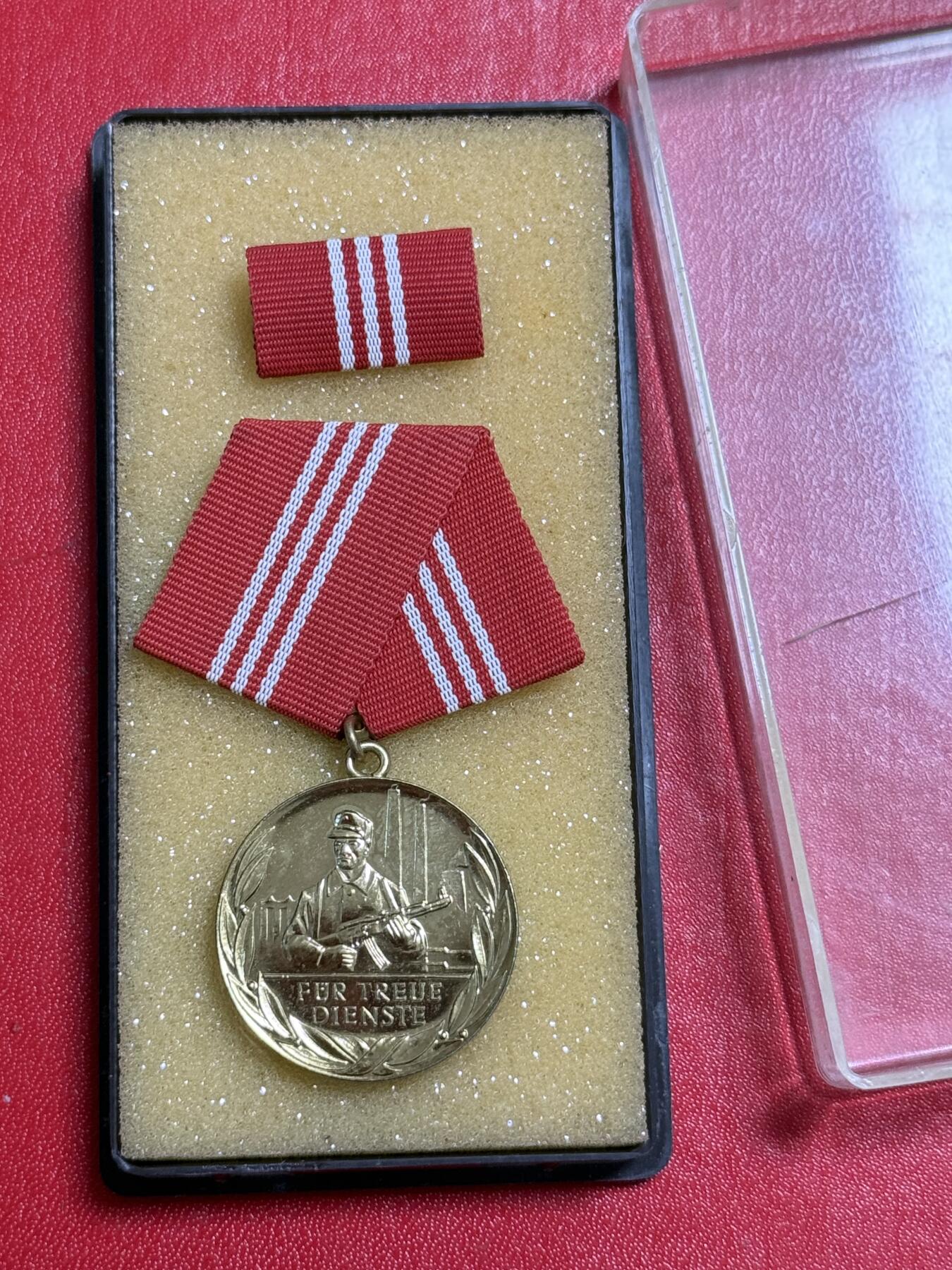 韵星假日军品类拍卖第50期 民主德国金级工战队忠诚服务奖章带原盒略