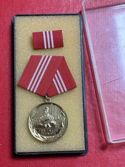 韵星假日军品类拍卖第50期 - 民主德国金级工战队忠诚服务奖章带原盒略
