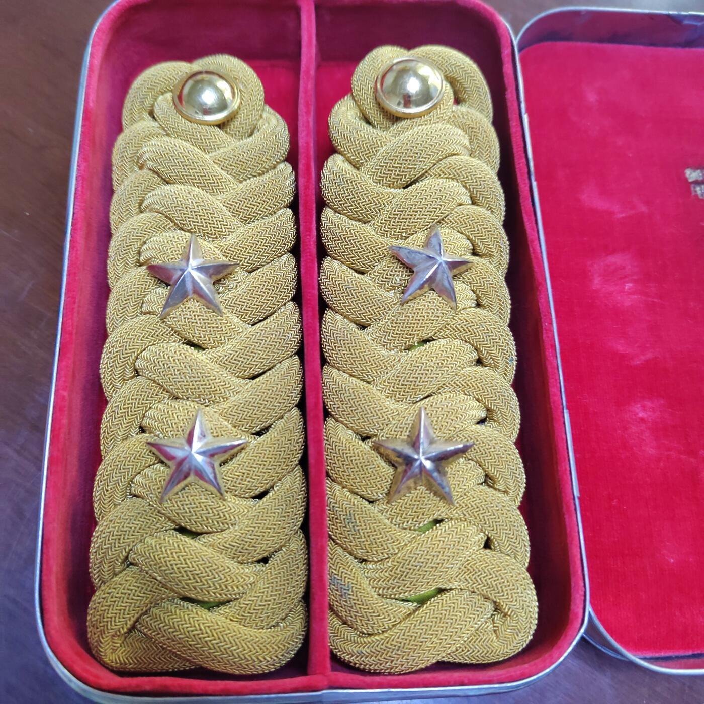 PCAI钱币  31-793  钱币书籍小专场 旧日本肩章一副  状态如图带原盒