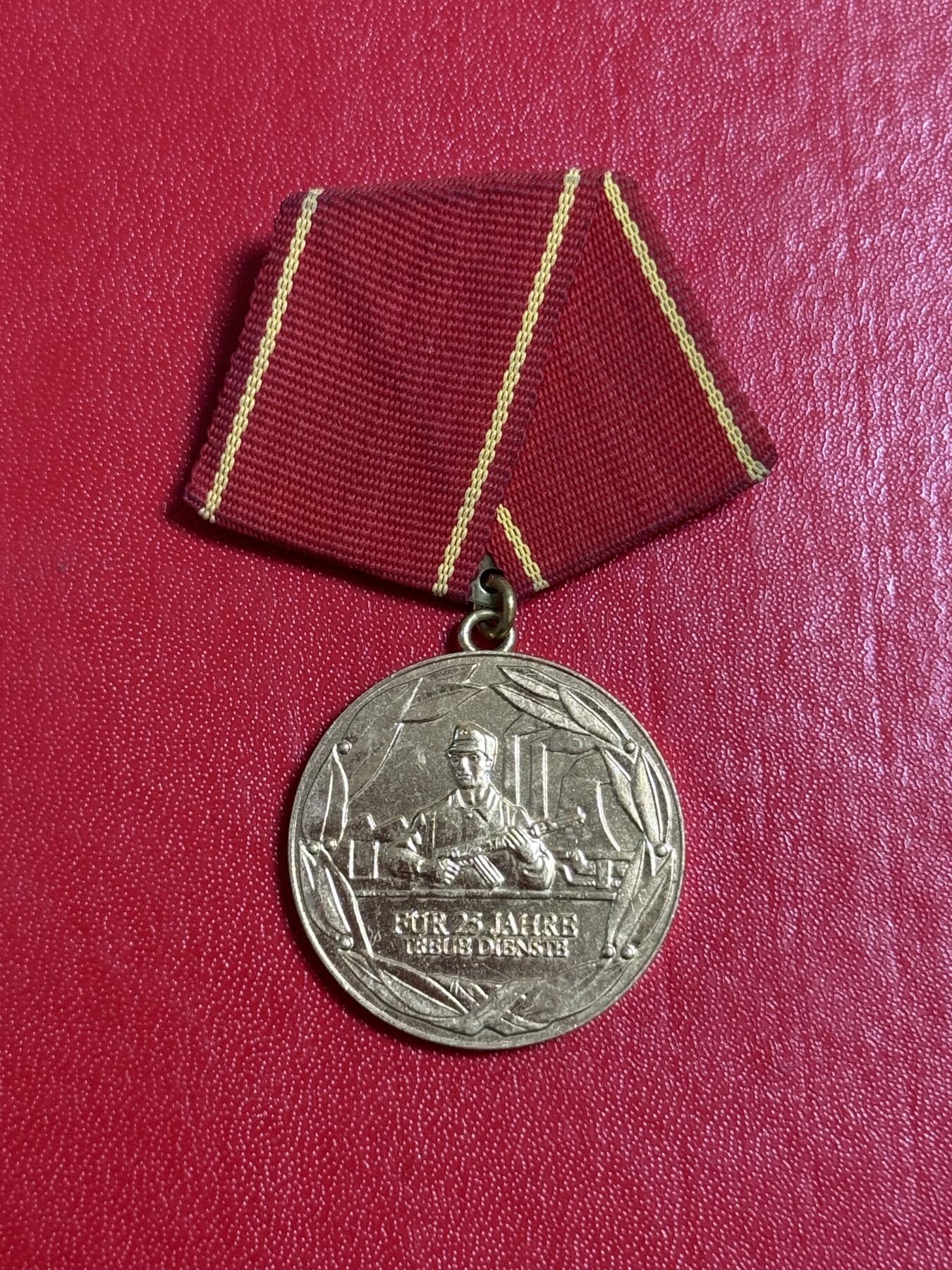 韵星假日军品类拍卖第50期 民主德国特级工战队忠诚服务奖章