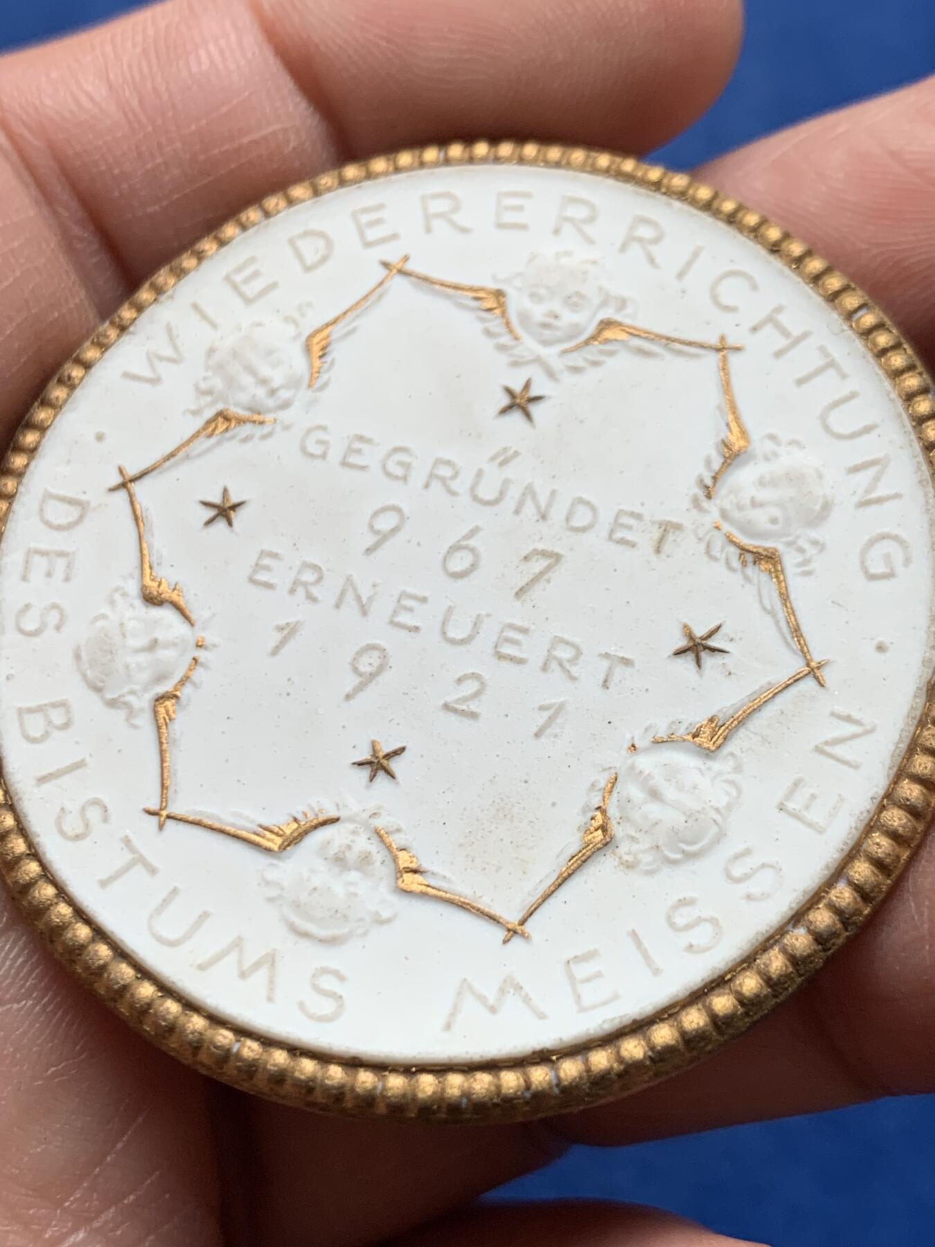 《竞宝斋》第476场 周日，周一 2场连拍 （全场包邮）欢迎送拍 德国1921年纪念迈森教区重建镀金白陶章，13.6克，49mm，正面为教区守护者圣本诺，反面为六个天使头和星星，带梅森原盒，极其少见