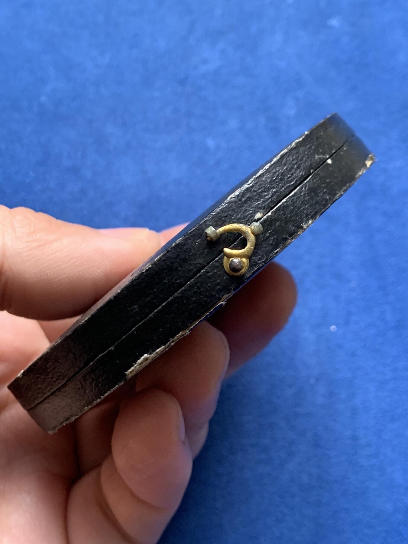 《竞宝斋》第476场 周日，周一 2场连拍 （全场包邮）欢迎送拍 法国圣餐洗礼大铜章 好品 141.8克 68.6mm 蜜蜂铜标 带盒