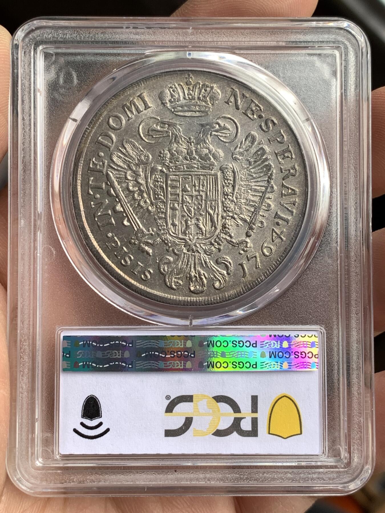 《竞宝斋》第476场 周日，周一 2场连拍 （全场包邮）欢迎送拍 PCGS AU58 意大利托斯卡纳大公国1764年francescone大银币，正面为神圣罗马帝国皇帝弗朗西斯（著名神罗女皇玛丽亚·特蕾莎的丈夫），背面为带有光环的神罗双头鹰，中间核心盾徽是奥地利哈布斯堡家族家徽和代表美第奇家族的六颗药丸盾徽。弗朗西斯也是美第奇家族绝嗣后托斯卡纳的第一个统治者。比奥地利本土的少见很多，冠军分，黄金包浆。另一枚年份更常见的61在今年拍了13000人民币。