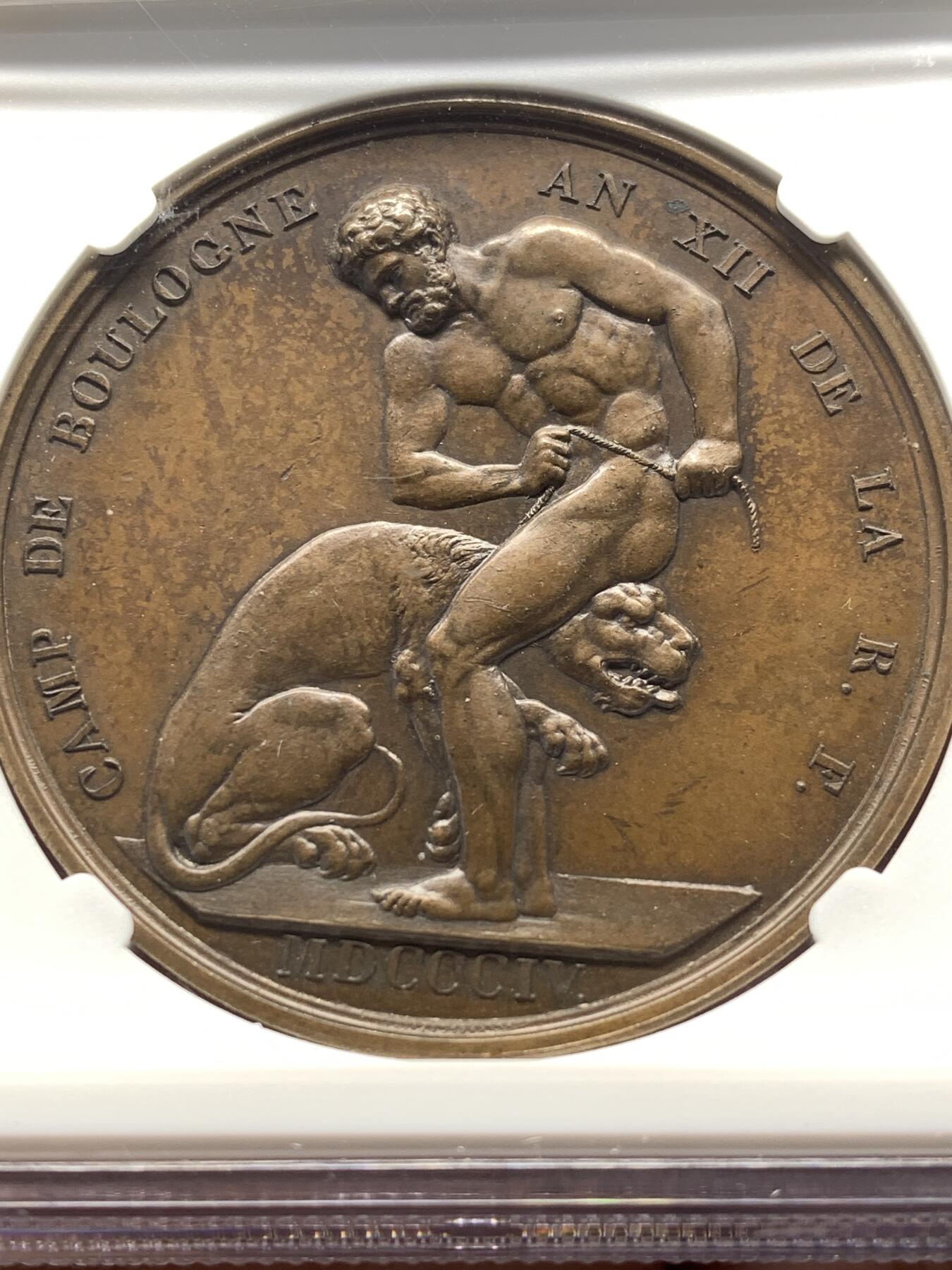 《竞宝斋》第476场 周日，周一 2场连拍 （全场包邮）欢迎送拍 NGC MS62BN 法国1804年拿破仑一世入侵英吉利海峡纪念大铜章，及其珍贵稀少品种，该章由Romain Jeuffroy与Dominique Denon设计、巴黎造币厂铸造，现被英国格林尼治皇家博物馆、澳大利亚维多利亚博物馆等机构收藏。极具历史意义及收藏价值。加厚盒