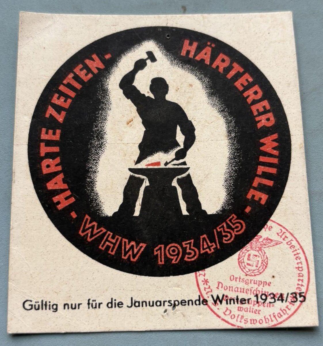 盛世勋华——号角文化勋章邮票专场拍卖第311期  德国冬季救助捐赠凭证（1934/35年1月），铁匠打铁的剪影，象征“坚韧、劳动与民族复兴”，是塑造“奋斗民族”形象的视觉符号，标语“艰苦的时代——更坚强的意志”刻意渲染“民族苦难”，将民众的贫困归咎于“外部压迫”，煽动民族主义情绪，为扩军备战铺垫民意