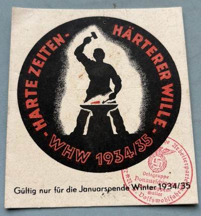 盛世勋华——号角文化勋章邮票专场拍卖第311期 -  德国冬季救助捐赠凭证（1934/35年1月），铁匠打铁的剪影，象征“坚韧、劳动与民族复兴”，是塑造“奋斗民族”形象的视觉符号，标语“艰苦的时代——更坚强的意志”刻意渲染“民族苦难”，将民众的贫困归咎于“外部压迫”，煽动民族主义情绪，为扩军备战铺垫民意