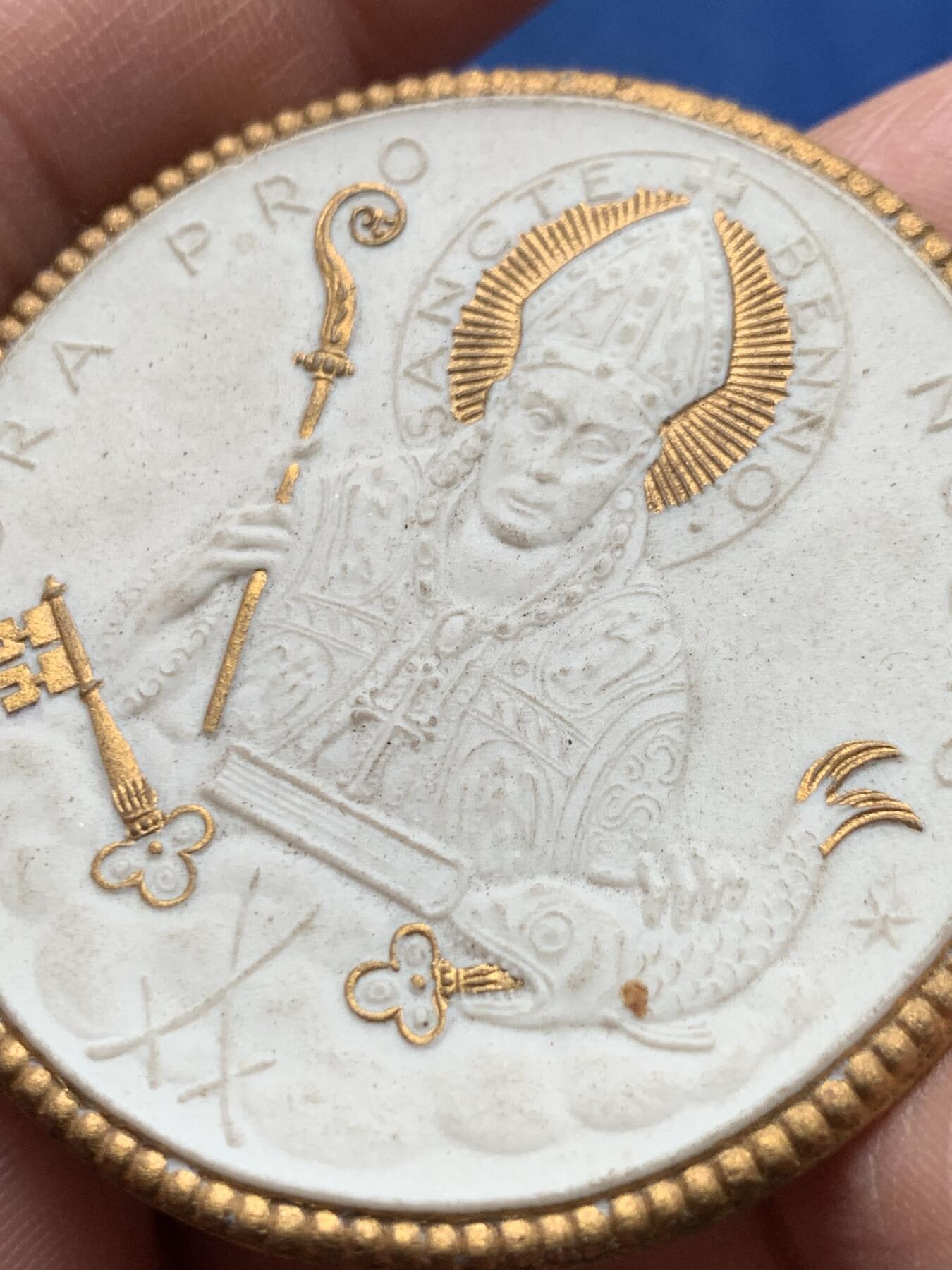 《竞宝斋》第476场 周日，周一 2场连拍 （全场包邮）欢迎送拍 德国1921年纪念迈森教区重建镀金白陶章，13.6克，49mm，正面为教区守护者圣本诺，反面为六个天使头和星星，带梅森原盒，极其少见