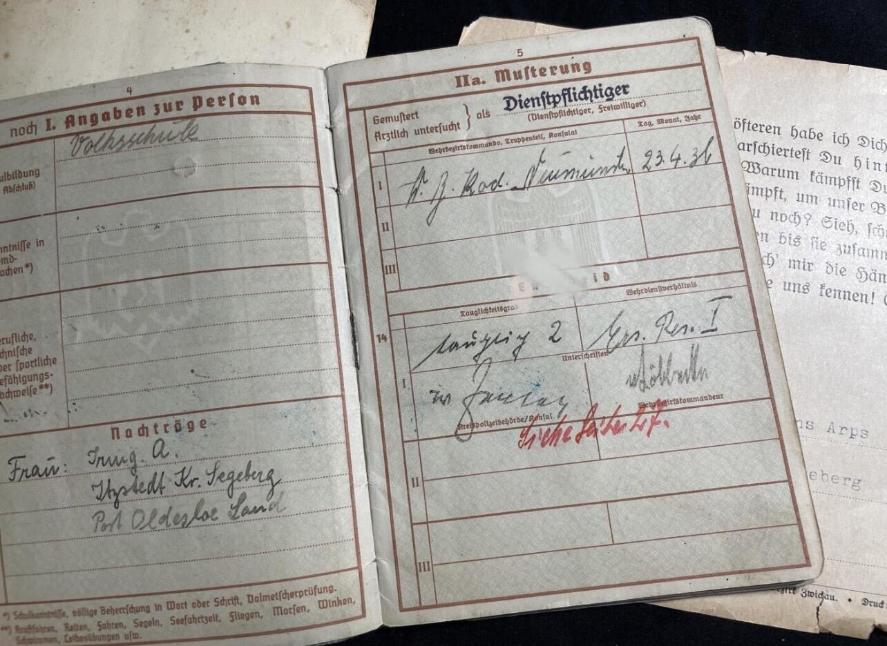 专场 德国二战套证，包括士兵证与照片，授予汉斯·阿普斯，得主介绍如下