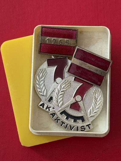 韵星假日军品类拍卖第50期 - 民主德国七年计划劳动模范奖章两枚带盒